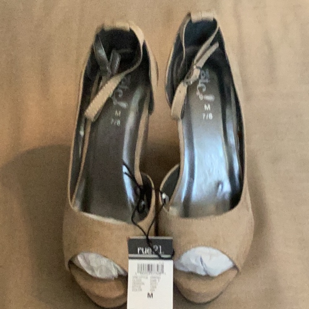 NWT Rue21 Tan Platform Shoes Stylish and Versatile